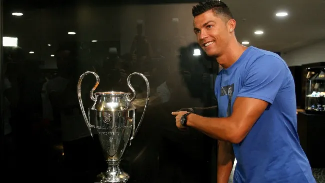Cristiano Ronaldo posa junto a la Undécima del Real Madrid