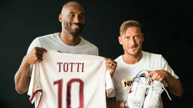Kobe y Totti posan con objetos firmados 