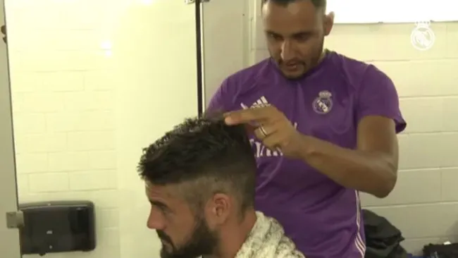 Keylor Navas cortándole el cabello a Isco