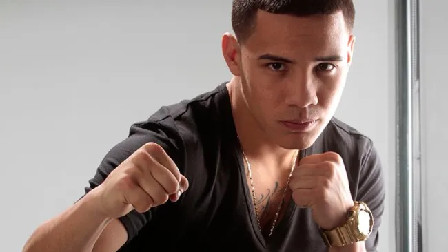 Oscar Valdez posa para la lente de RÉCORD