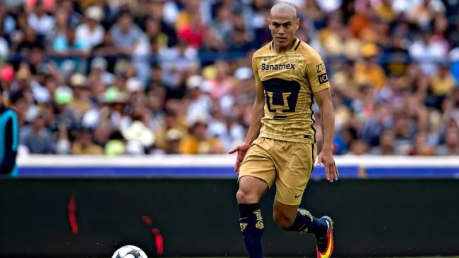 Darío Verón, durante el duelo entre Pumas y Chivas en el A2016