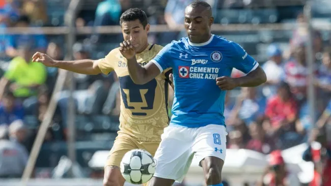 Luis Fuentes y Joffre Guerrón pelean por un balón