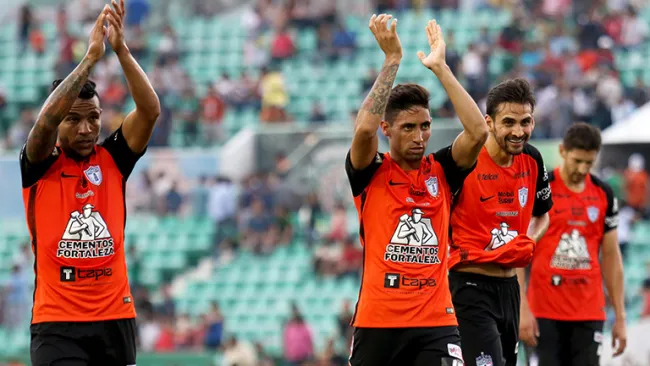 Jugadores del Pachuca agradecen a la afición tras derrotar a Jaguares