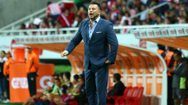 Antonio Mohamed dando indicaciones durante el encuentro frente a Chivas