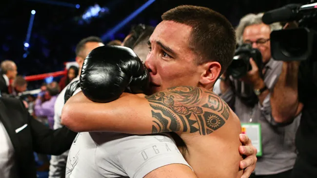 Óscar Valdez se abraza con su entrenador tras conseguir su título mundial