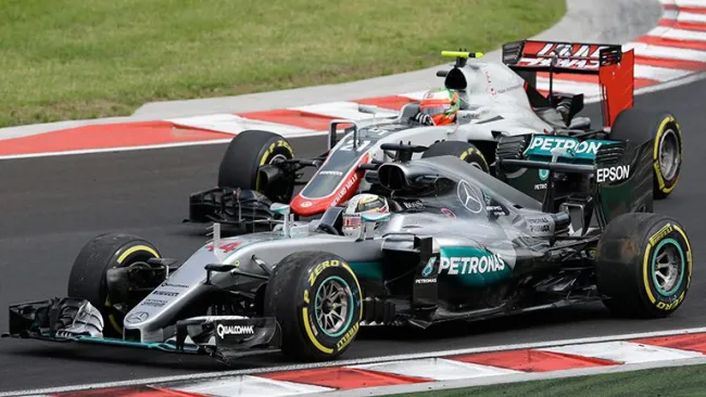 Hamilton y Esteban Gutiérrez en el circuito de Hungaroring