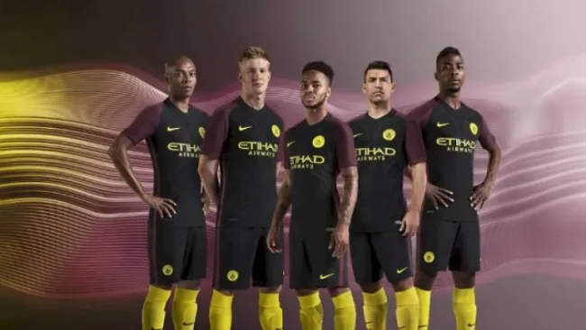 Equipación de visitante del Manchester City para la campaña 2016-17