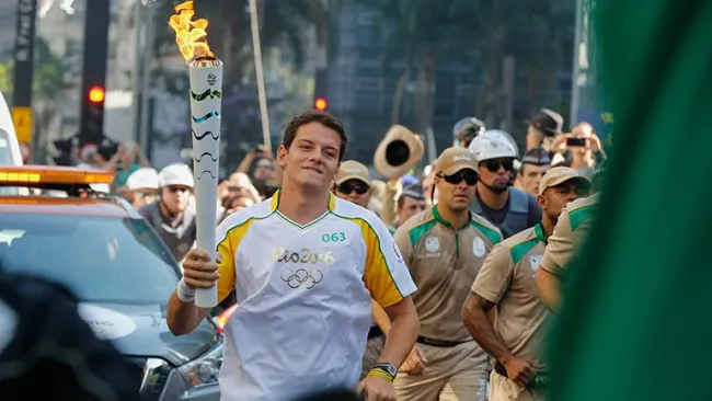 Atleta brasileño recorre la ciudad con la antorcha olímpica