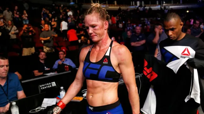 Holly Holm sale del octágono tras caer con Valentina Shevchenko
