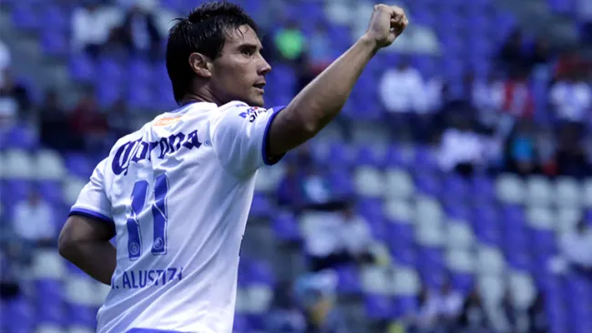 Alustiza festeja el gol poblano