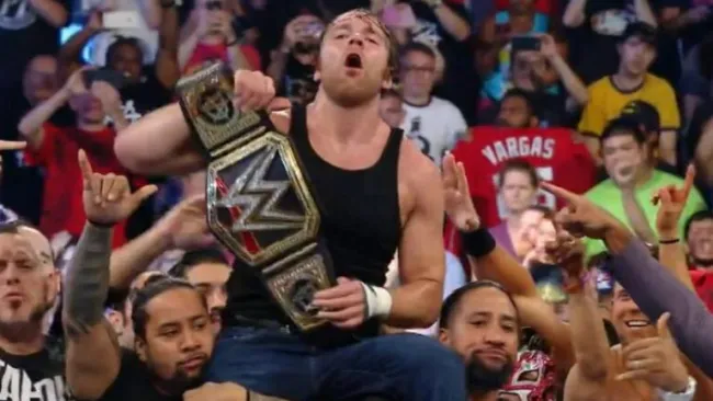 Ambrose festeja con sus compañeros de Smackdown