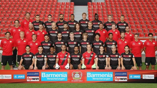 Chicharito, en la foto oficial del Bayer Leverkusen