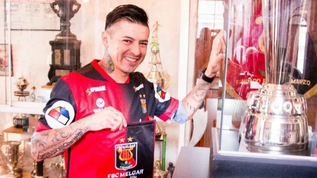 Chávez posa con la playera del Melgar