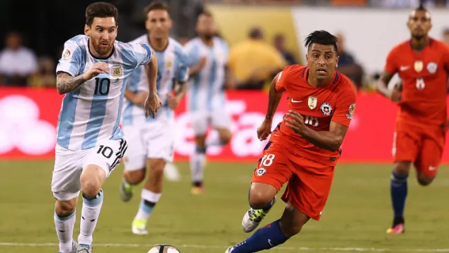 Messi conduce balón en la Final de la Copa América Centenario