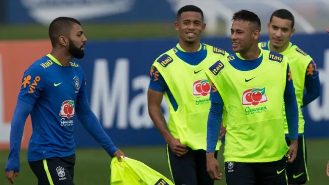 Neymar, Gabriel Jesús y William durante una sesión de práctica en Teresópolis