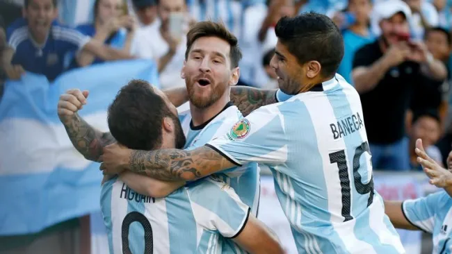 Gonzalo Higuaín en festejo de gol con Lionel Messi en la Copa América Centenario