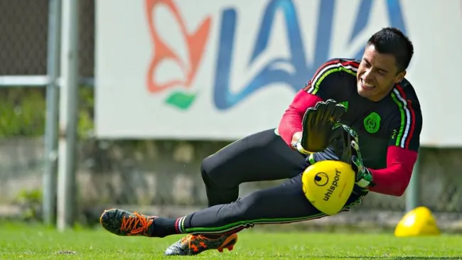 El portero de Toluca, Alfredo Talavera, durante uno de los últimos entrenamientos del Tri Olímpico