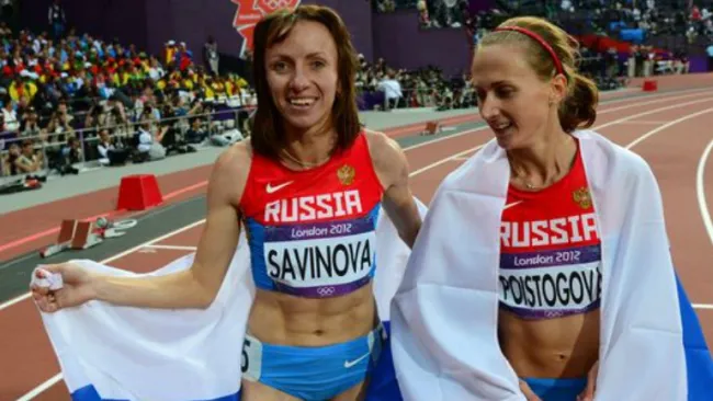 Marlya Savinova y su compañera celebran tras ganar una competencia
