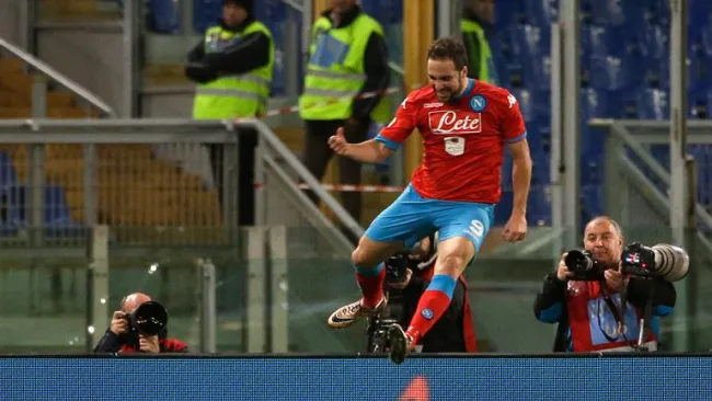 Pipita Higuaín festeja un tanto con el Nápoles