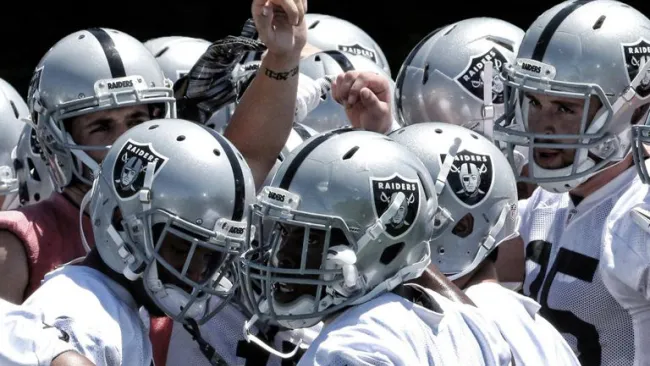 Jugadores de Raiders durante un entrenamiento