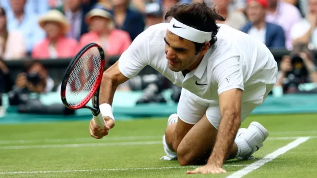 Roger Federer se lamenta tras caer en Wimbledon