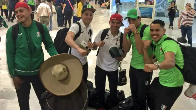 Boxeadores mexicanos, momentos previos a tomar vuelo rumbo a Brasil 