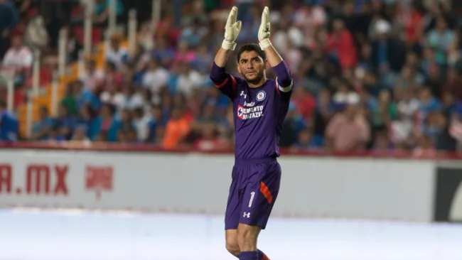 Jesús Corona aplaude a la afición al término del partido frente a Necaxa