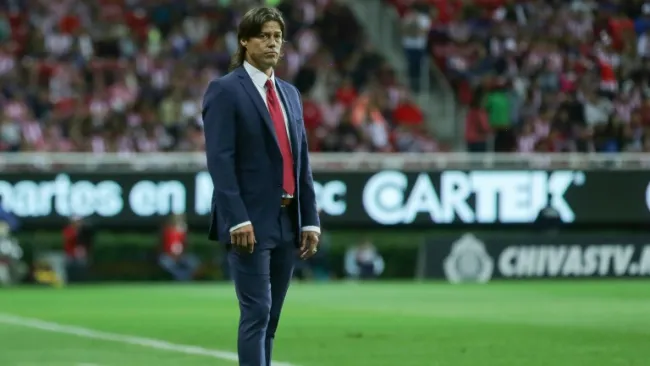 Matías Almeyda dirigiendo a Chivas en un partido
