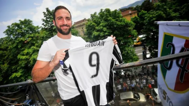 Gonzalo Higuaín presume la casaca '9' de la Juventus