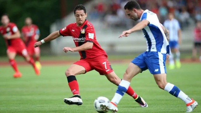 Javier Hernández y Miguel Layún durante el juego entre el Porto y el Bayer 