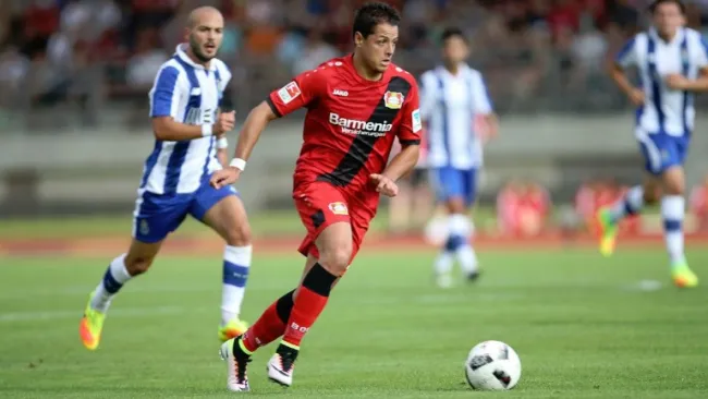 Chicharito conduce el esférico frente al Porto