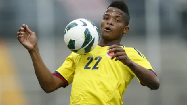 Rentería controla el balón en un partido de Colombia