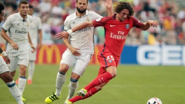 Rabiot conduce el balón entre los jugadores blancos