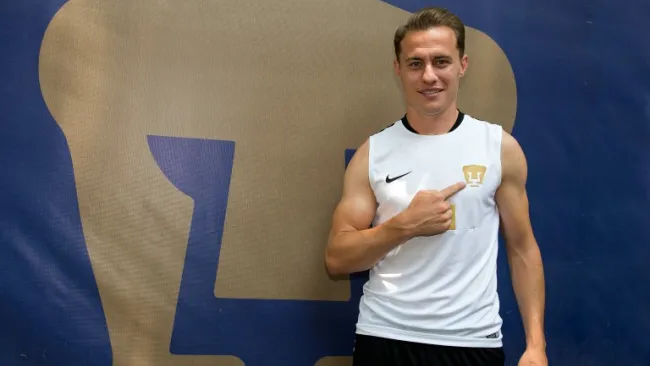 González posa para la foto con la playera de Pumas