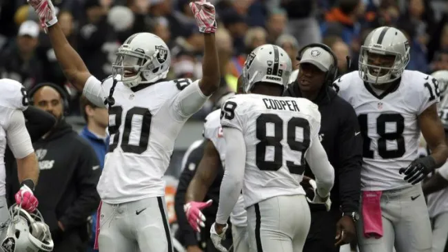 Festejo en la banca de los Raiders 