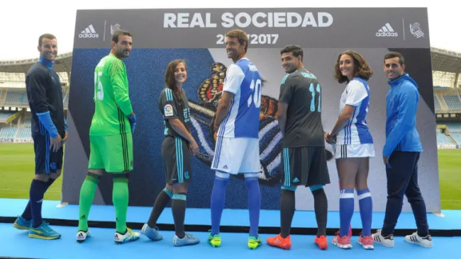 Carlos Vela presume su dorsal 11 con Real Sociedad