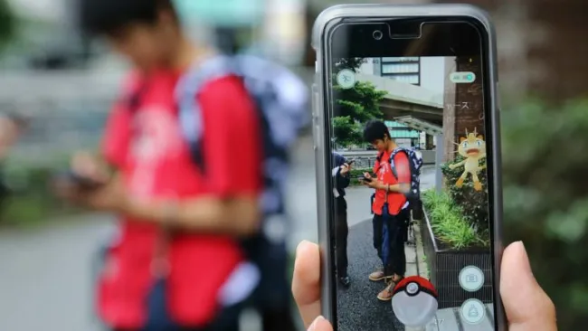 Jugador de Pokémon GO intenta atrapar un Meowth