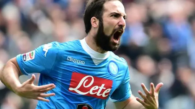 Higuaín celebra un gol con su exequipo
