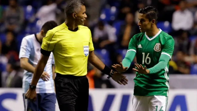 Reclamos al cuerpo arbitral en el México-Argentina