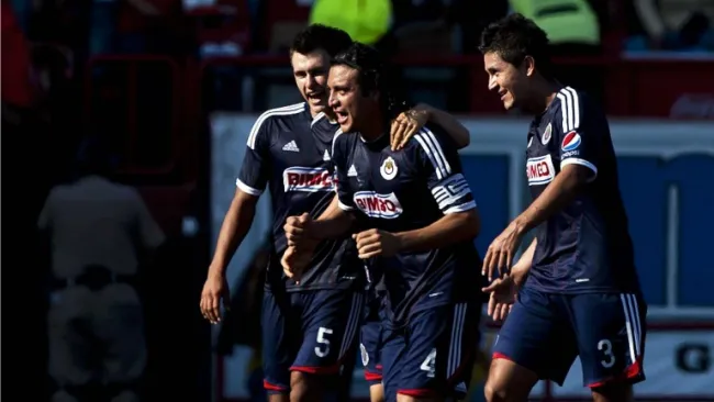Reynoso (centro) festeja gol contra Xolos en el A2011