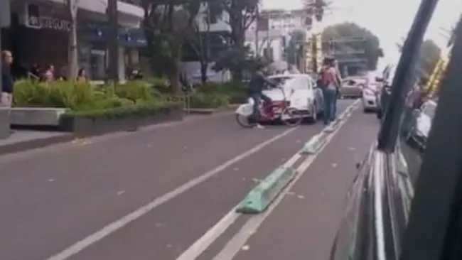 Automovilista arrolla bicicleta