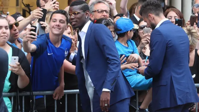 Paul Pogba saluda a los aficionados tras la Eurocopa