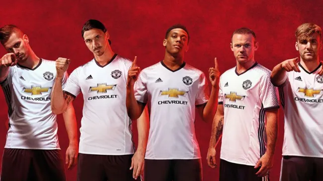 Jugadores del Manchester United posan con la nueva playera