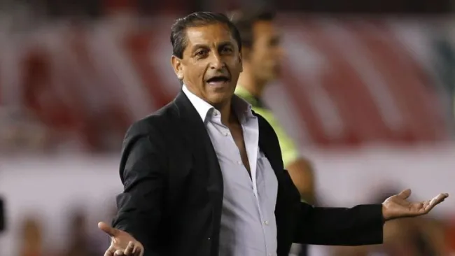 Pelado Díaz reclama en un partido