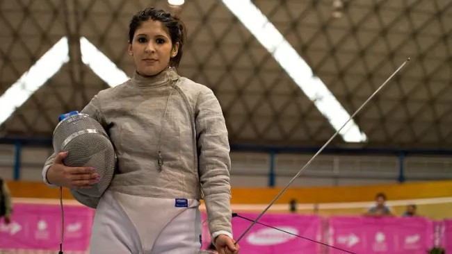 Paola Pliego durante una competencia de esgrima