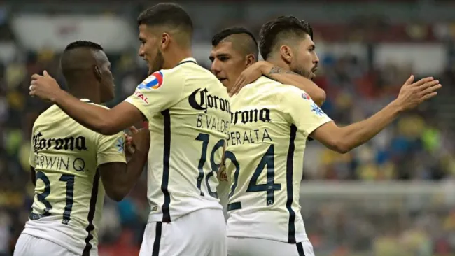 Jugadores del América celebran un gol 