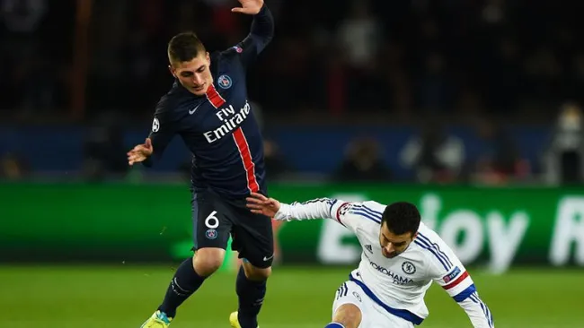 Verrati elude la barrida de Pedro en juego contra Chelsea