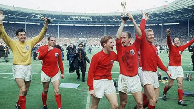 Jugadores ingleses levantan el tofeo Jules Rimet