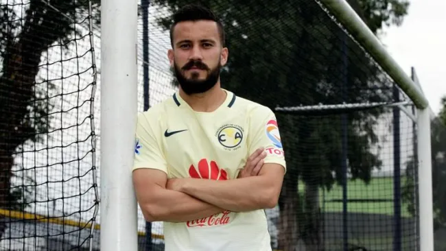 ‘Chepe’ Guerrero posa para RÉCORD con el jersey del América