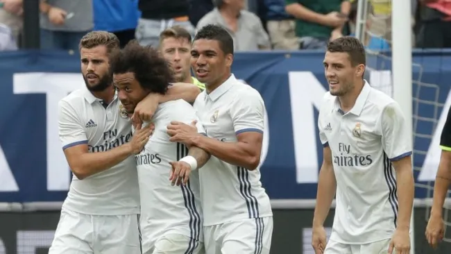 Marcelo festeja con sus compañeros el segundo gol